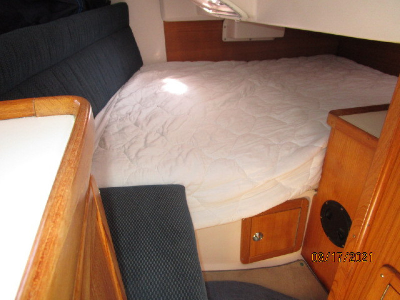 34' Catalina aft stateroom