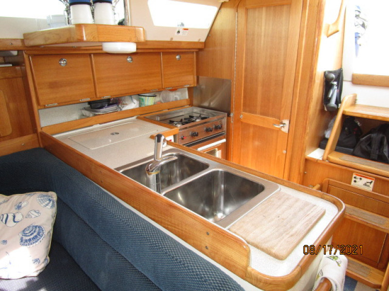 34' Catalina galley3