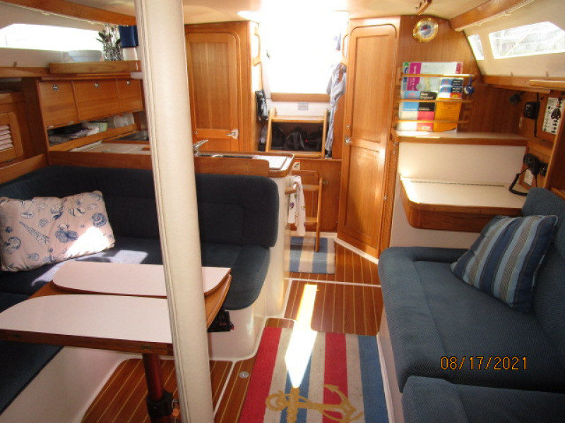 34' Catalina salon aft