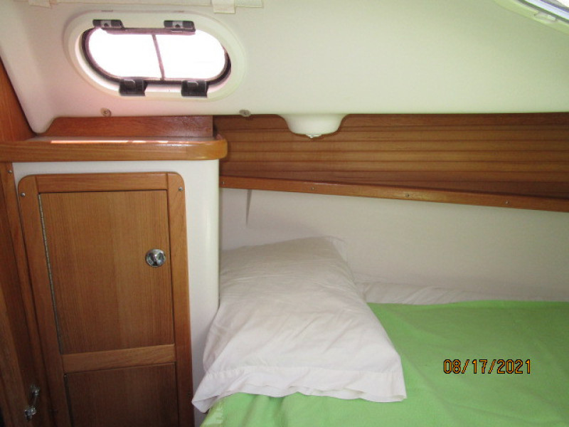 34' Catalina forward stateroom port