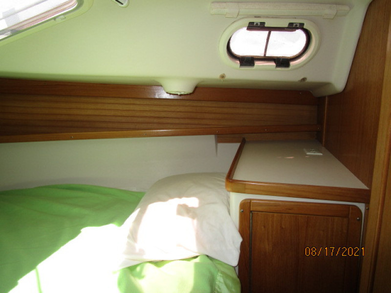 34' Catalina forward stateroom starboard