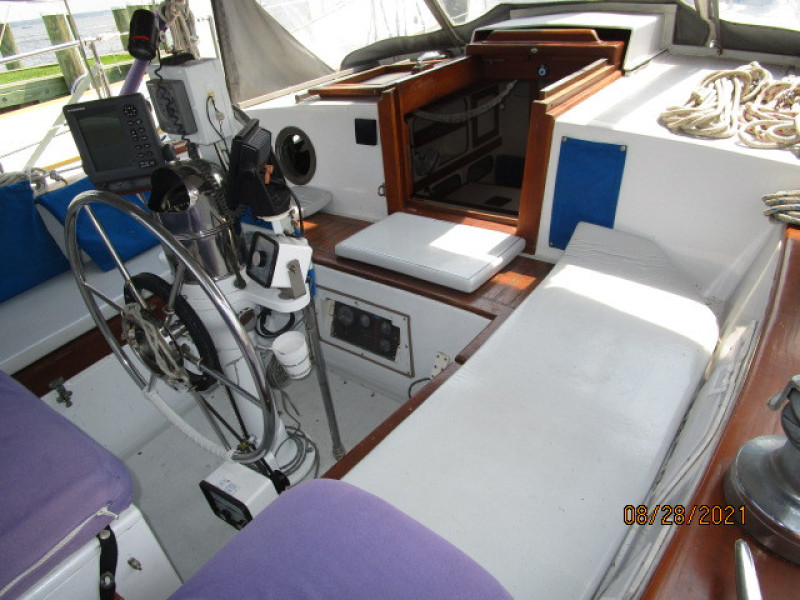 44' Kelly Peterson cockpit1