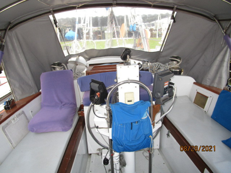 44' Kelly Peterson cockpit aft
