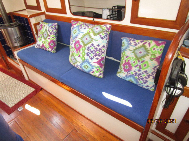 44' Kelly Peterson salon starboard benchseat1