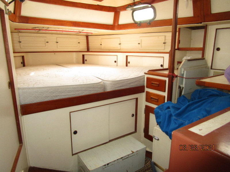 44' Kelly Peterson aft stateroom