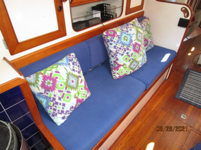 44' Kelly Peterson salon starboard benchseat2