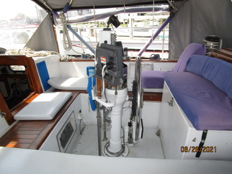 44' Kelly Peterson cockpit starboard
