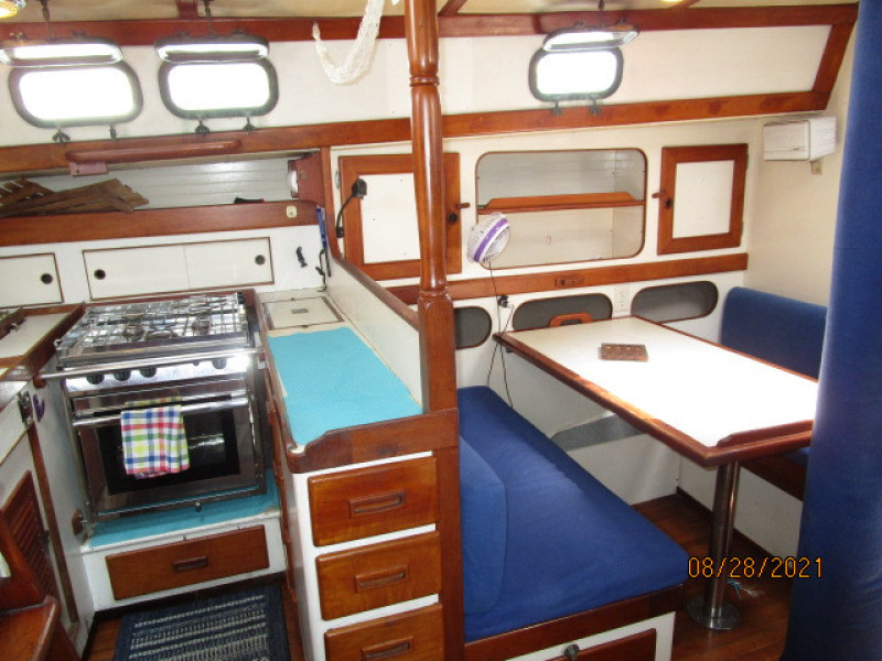 44' Kelly Peterson salon port