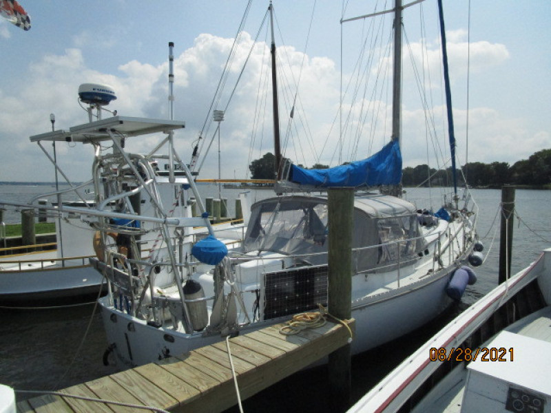 44' Kelly Peterson starboard aft profile