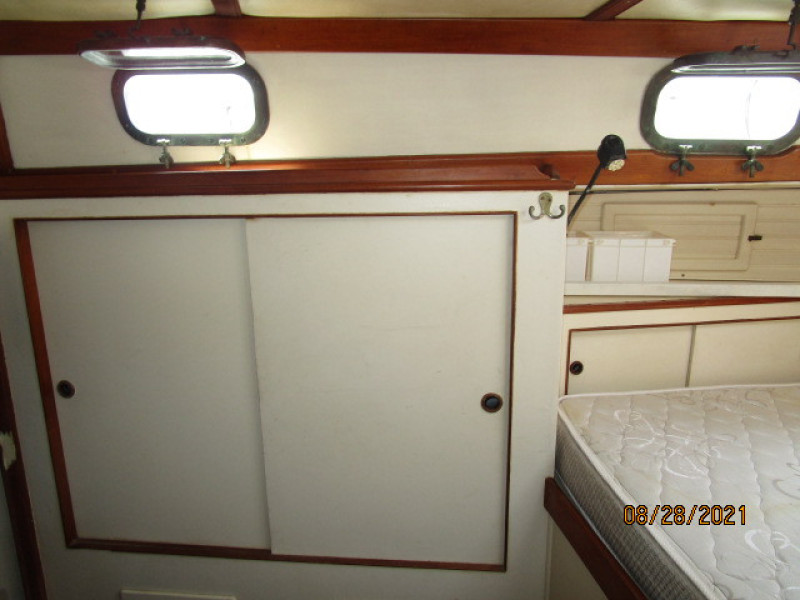 44' Kelly Peterson aft stateroom starboard