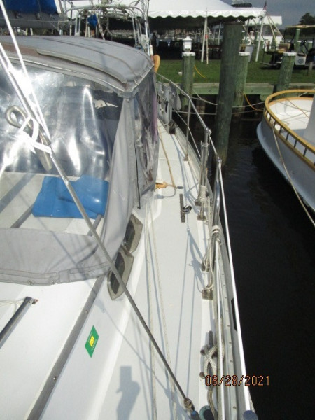 44' Kelly Peterson port side deck2