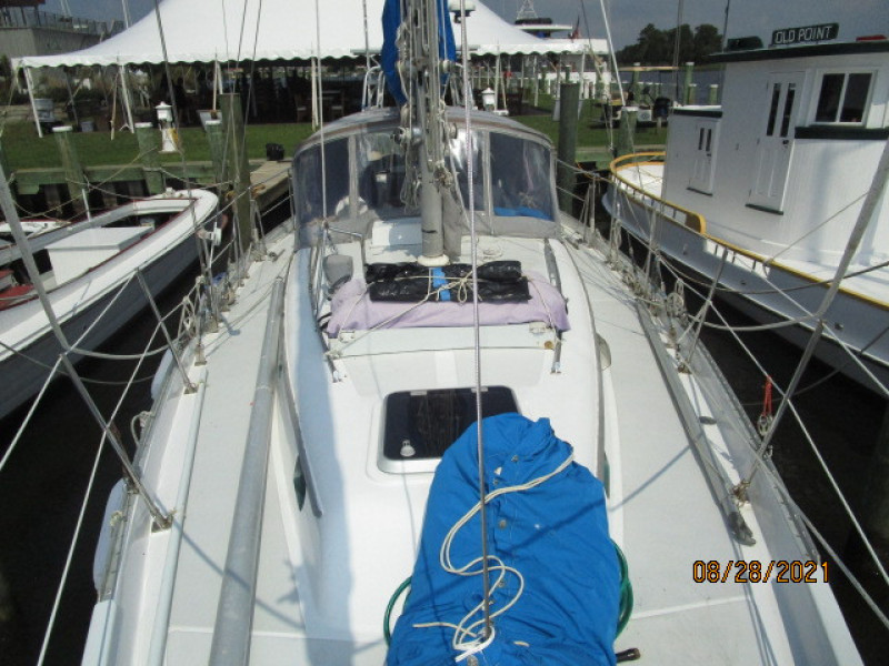44' Kelly Peterson foredeck aft