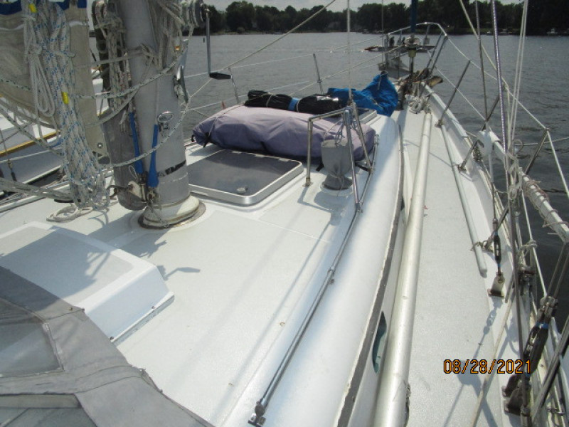 44' Kelly Peterson foredeck2