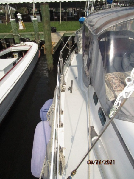 44' Kelly Peterson starboard side deck2