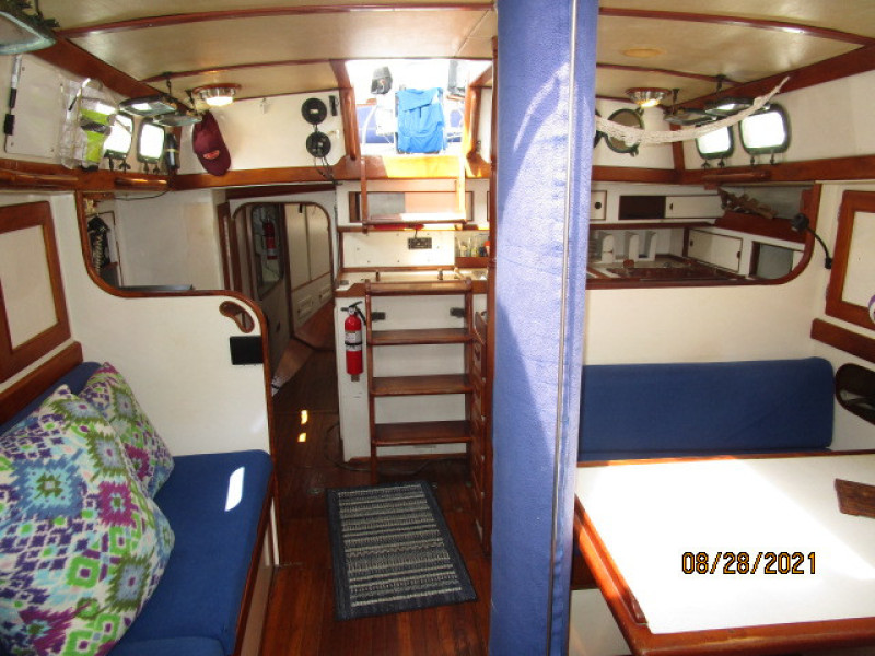 44' Kelly Peterson salon aft