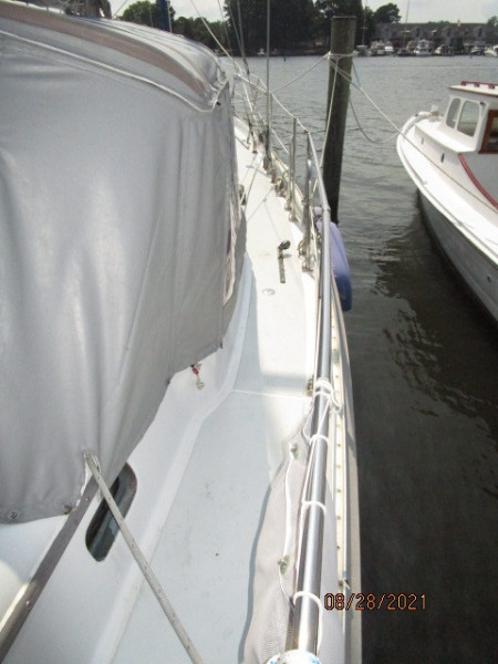 44' Peterson starboard side deck1