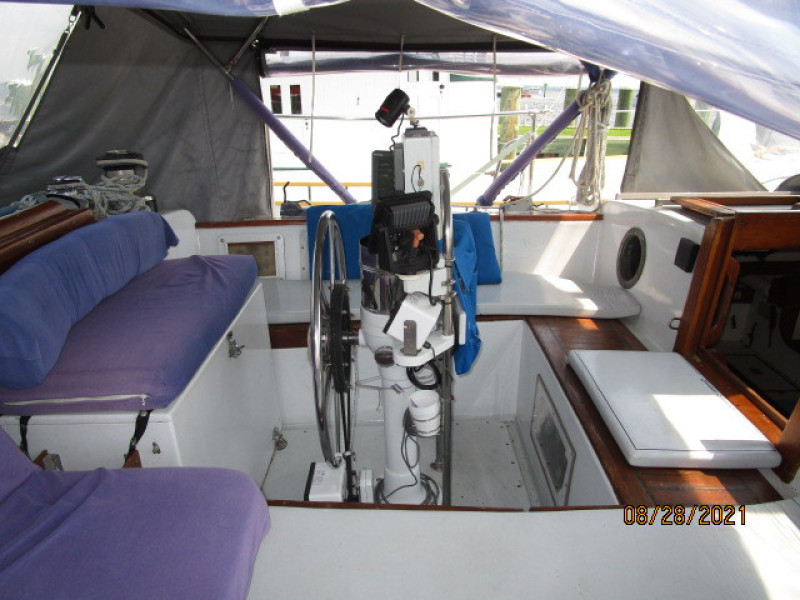 44' Kelly Peterson cockpit port