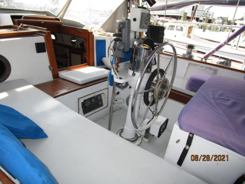 44' Kelly Peterson cockpit2