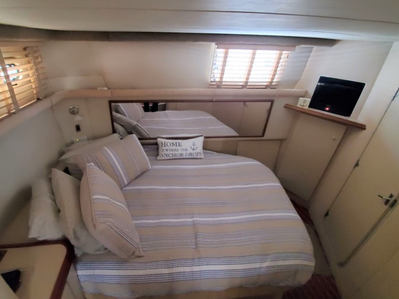 2000 Cruisers Yachts 3750