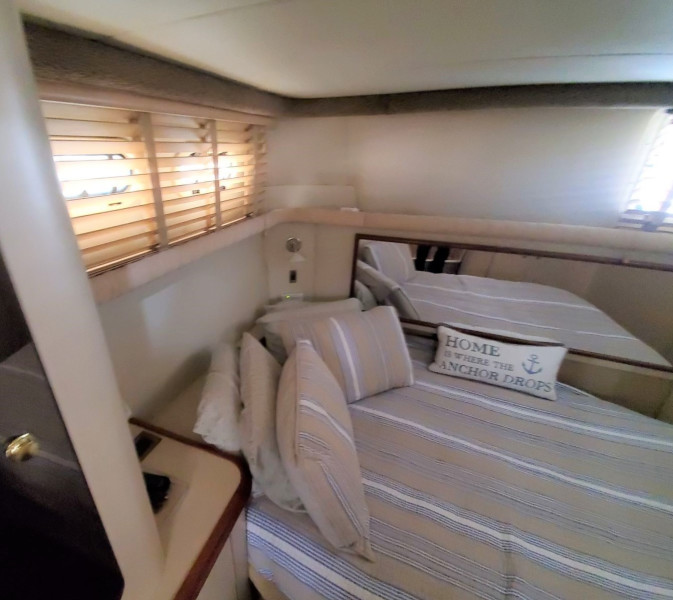 2000 Cruisers Yachts 3750