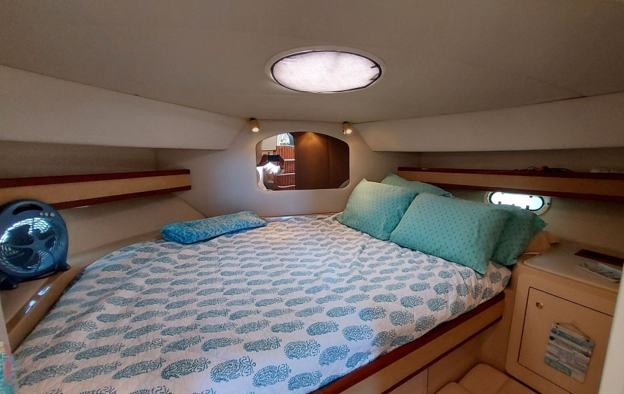 2000 Cruisers Yachts 3750