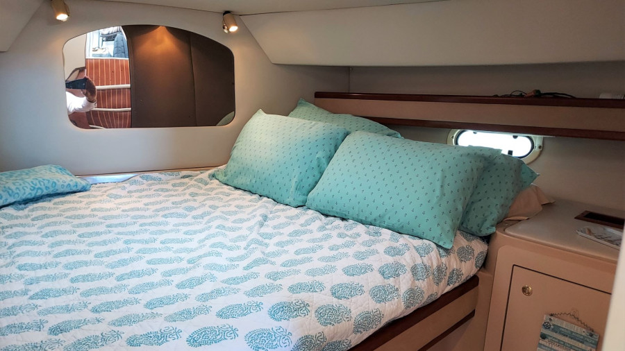 2000 Cruisers Yachts 3750