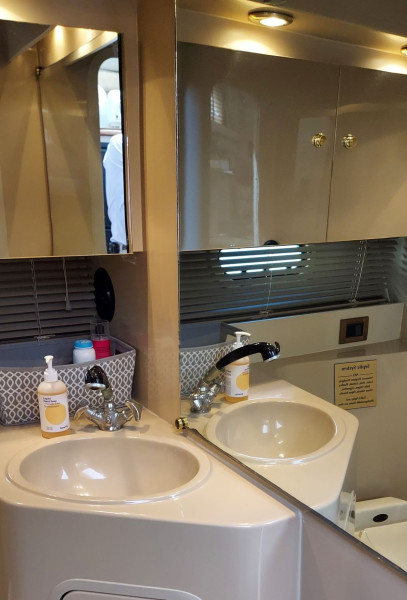 2000 Cruisers Yachts 3750