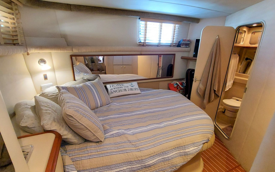 2000 Cruisers Yachts 3750
