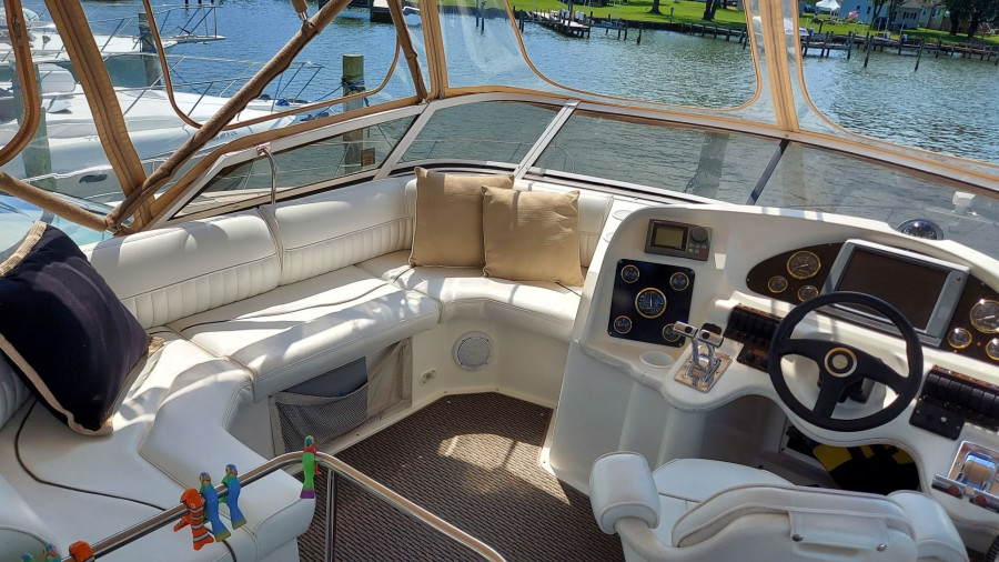 2000 Cruisers Yachts 3750