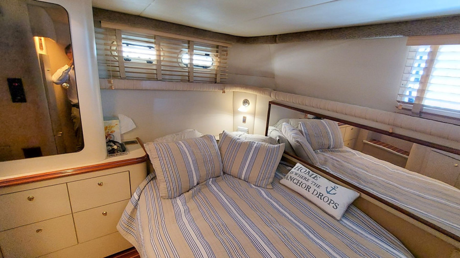 2000 Cruisers Yachts 3750