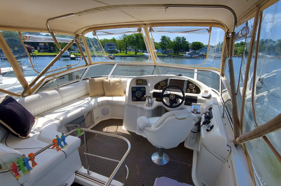2000 Cruisers Yachts 3750
