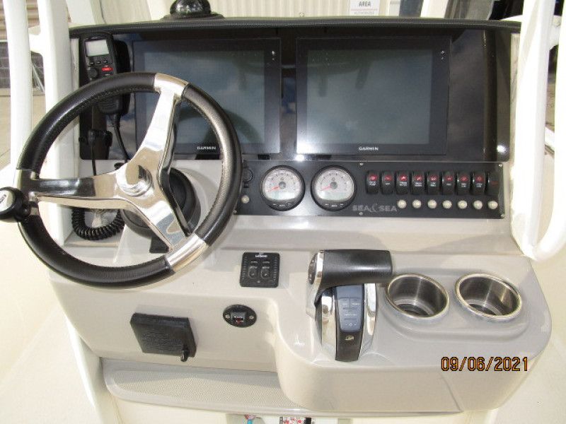 24' Boston Whaler helm