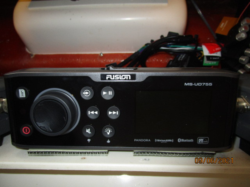 24' Boston Whaler stereo