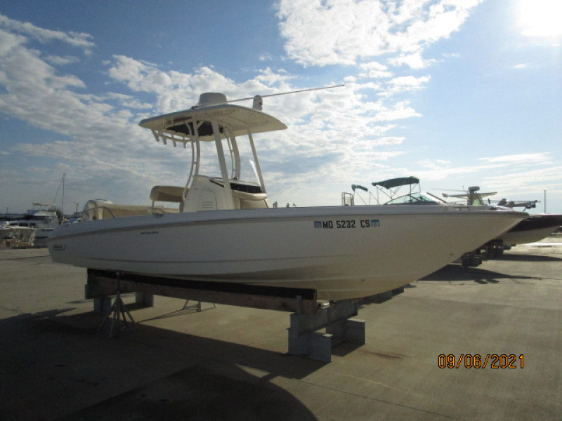 24' Boston Whaler starboard forward profile