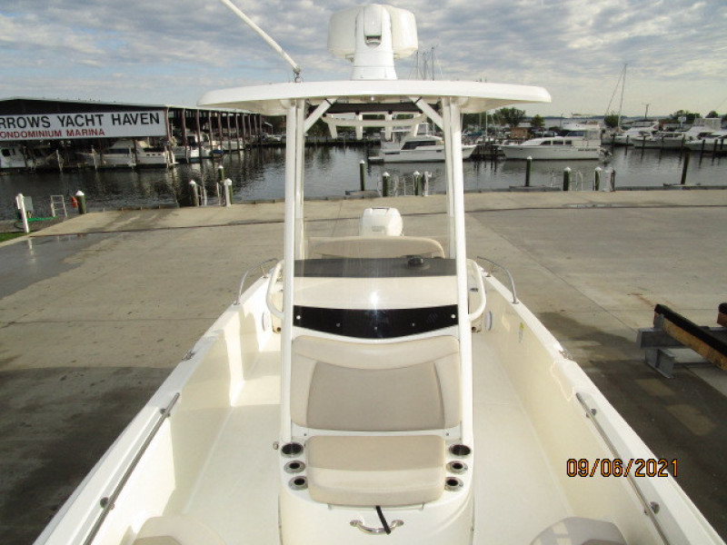24' Boston Whaler foredeck aft