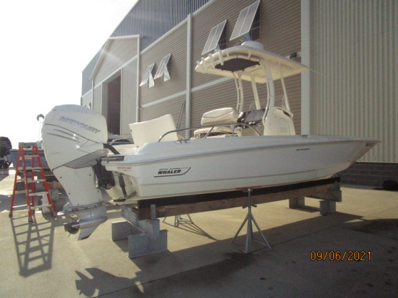24' Boston Whaler starboard aft profile