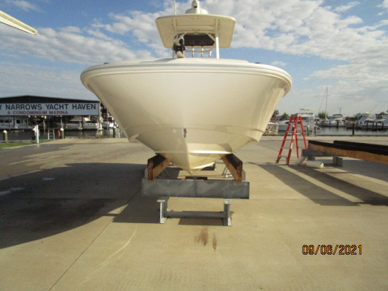 24' Boston Whaler forward profile