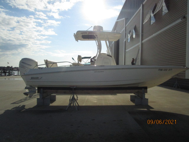 24' Boston Whaler starboard profile