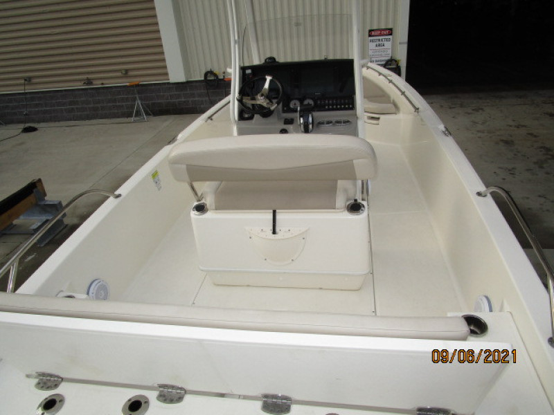 24' Boston Whaler aftdeck forward