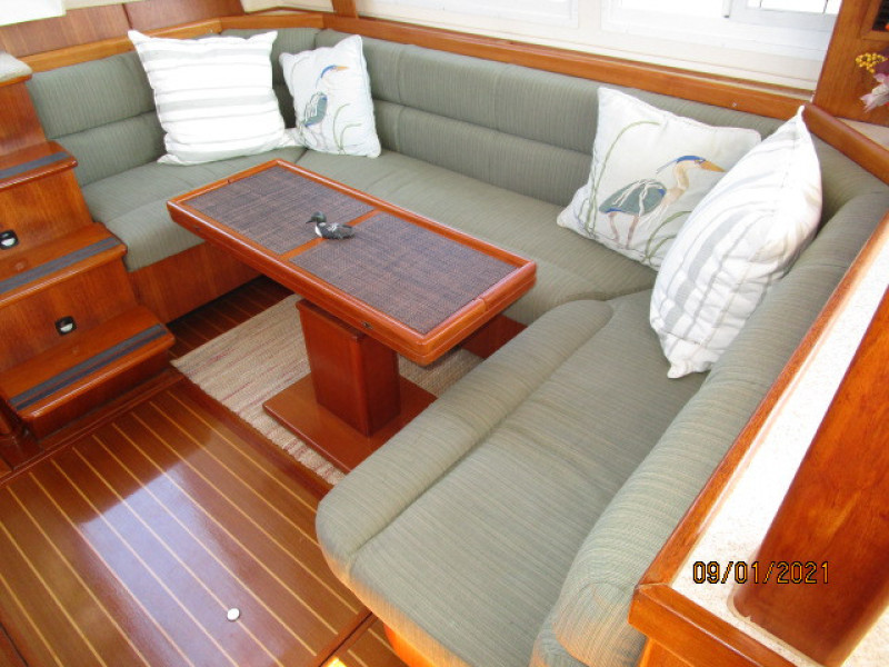 43' Mainship salon settee