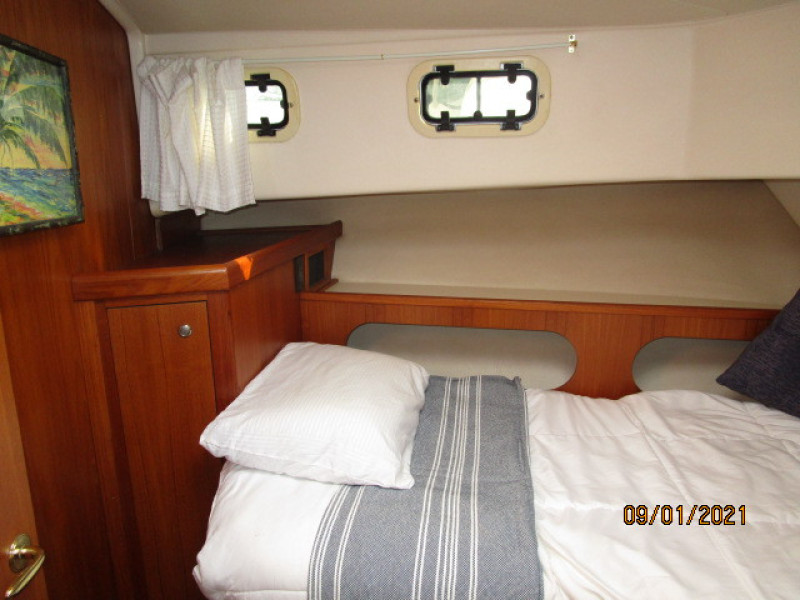 43' Mainship forward guest stateroom port