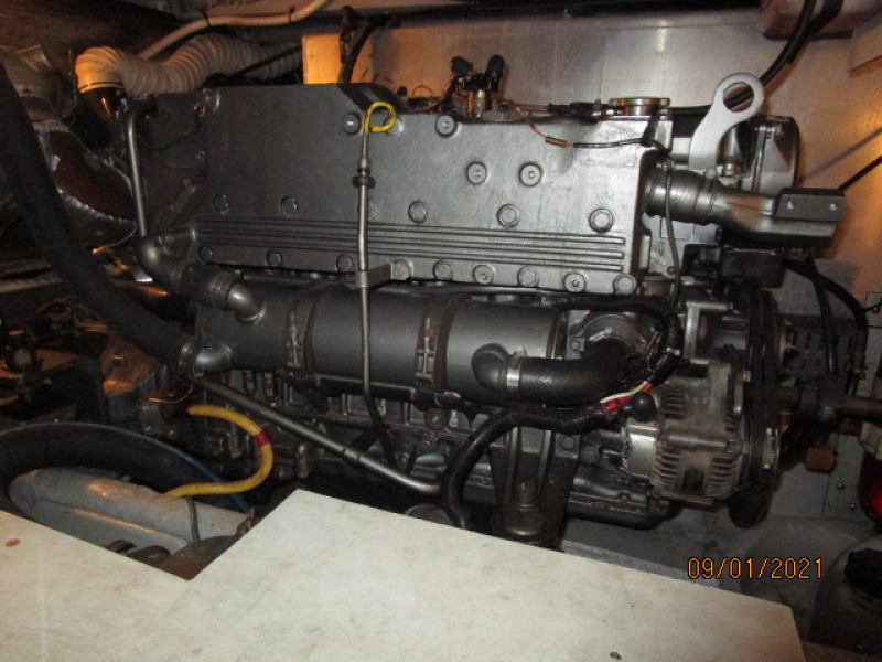 43' Mainship port main engine
