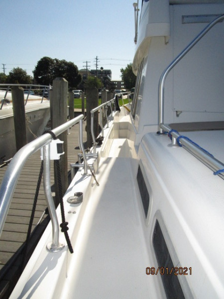 43' Mainship port side deck2