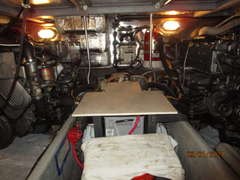 43' Mainship engine room