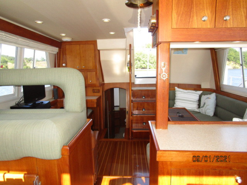 43' Mainship salon aft