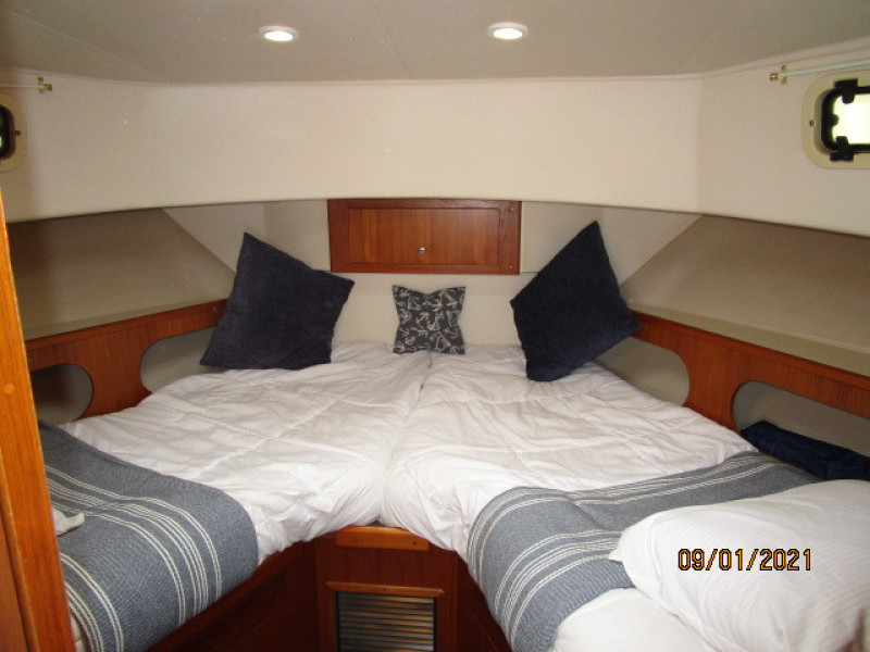 43' Mainship forward guest stateroom
