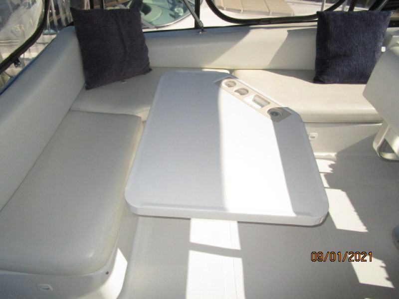 43' Mainship flybridge port seating2