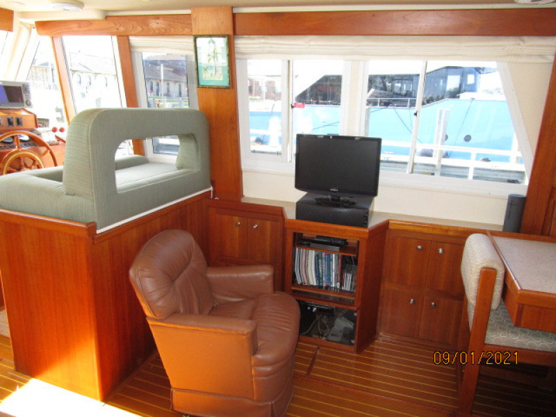 43' Mainship salon starboard