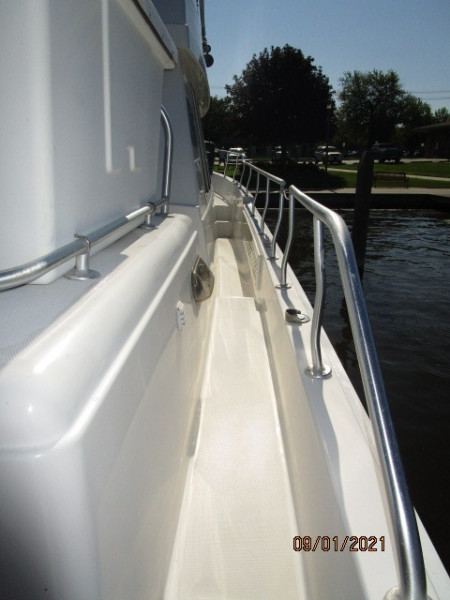 43' Mainship starboard side deck2