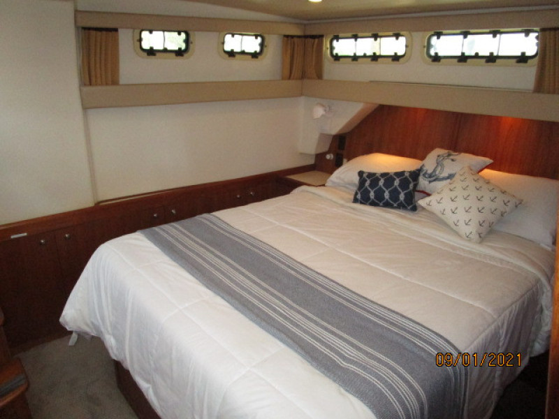 43' Mainship master stateroom